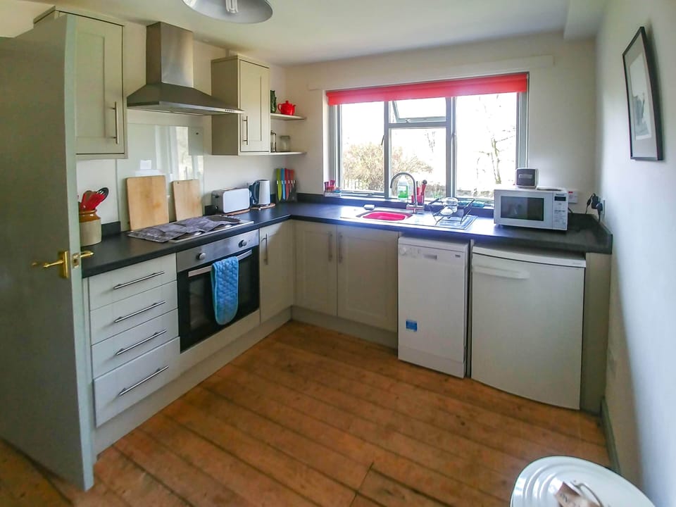 Cottage, 2 Bedrooms | Private kitchen | Coffee/tea maker, cookware/dishes/utensils