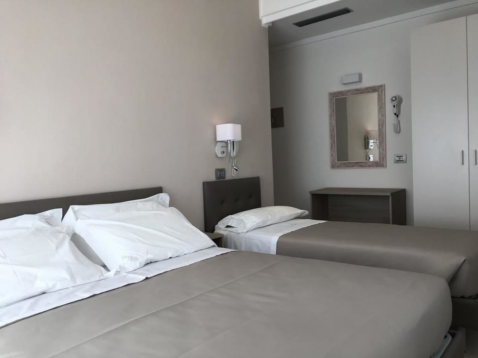 Triple Room | In-room safe, desk, soundproofing, WiFi (free)