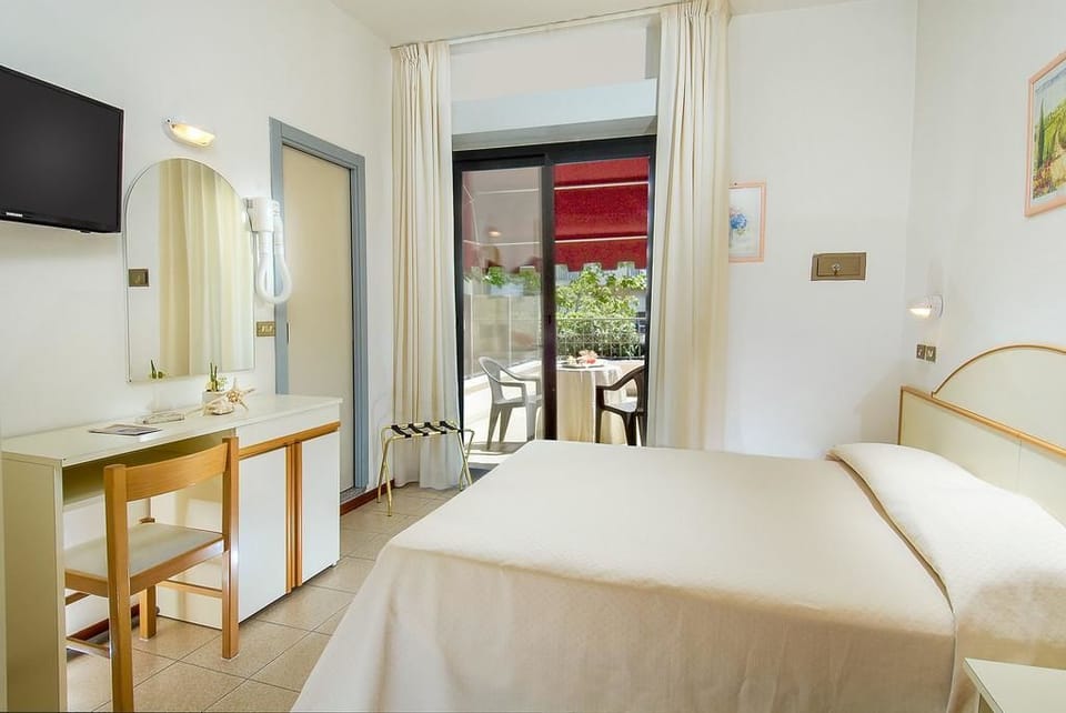 Double Room | In-room safe, desk, soundproofing, WiFi (free)