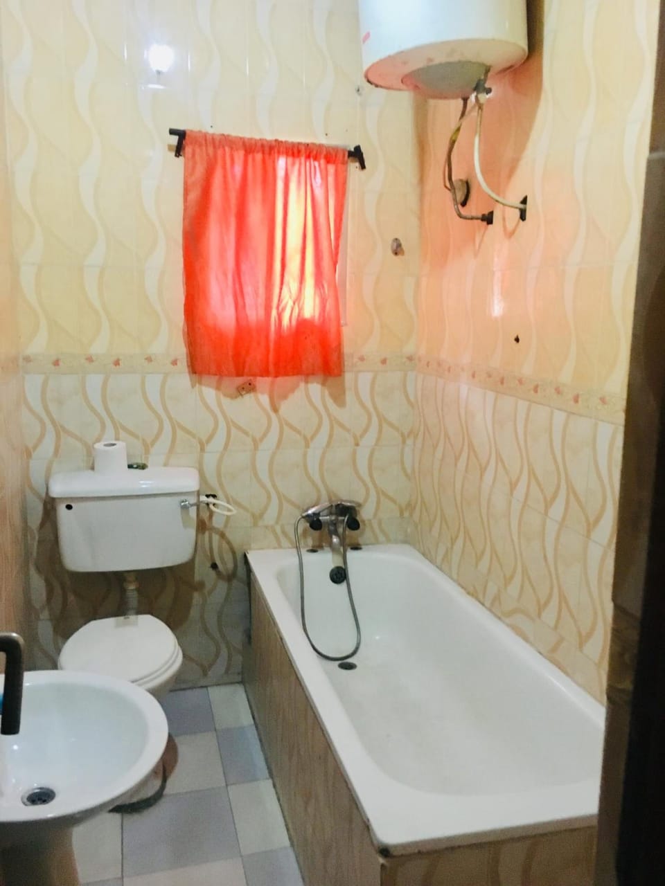 Shower, rainfall showerhead, free toiletries, towels