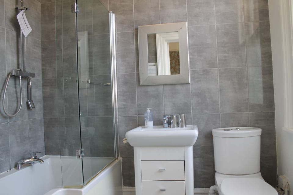 Family Room | Bathroom | Combined shower/tub, free toiletries, hair dryer, towels
