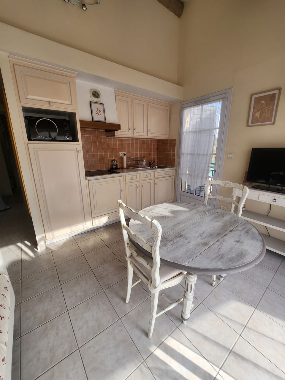 Suite familiale triple (Violette) | Living area | Flat-screen TV, heated floors