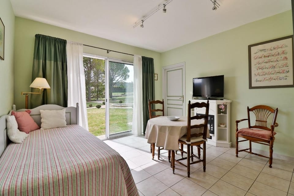 Suite familiale quadruple (Amande) | Minibar, in-room safe, individually decorated, individually furnished