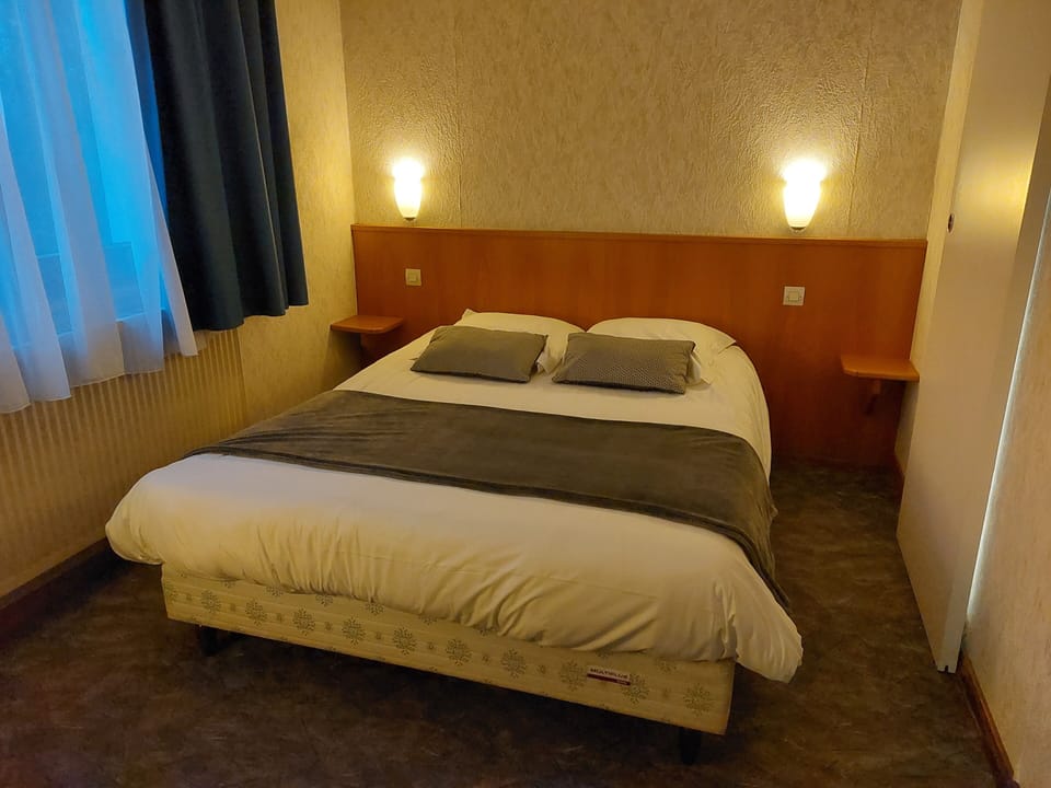 Standard Triple Room | Desk, iron/ironing board, bed sheets