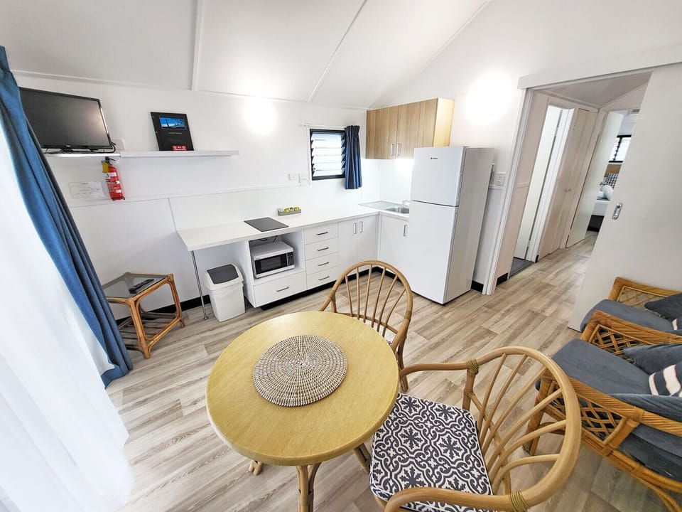 Cabin, 1 Bedroom, Ocean View | In-room dining