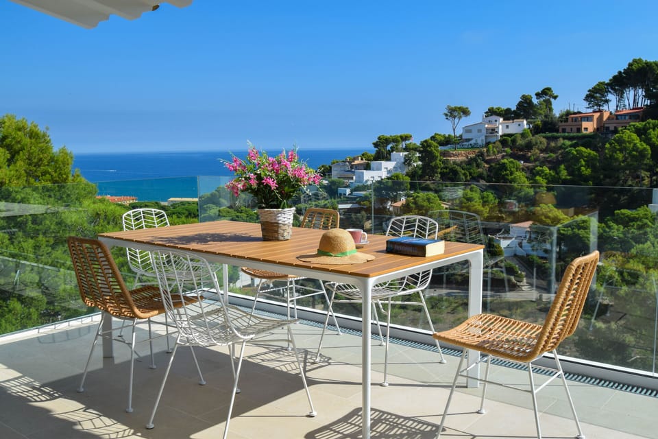 Villa  500 mts to  beach, with sea views,  pool , A/C and wifi. 9 people. 