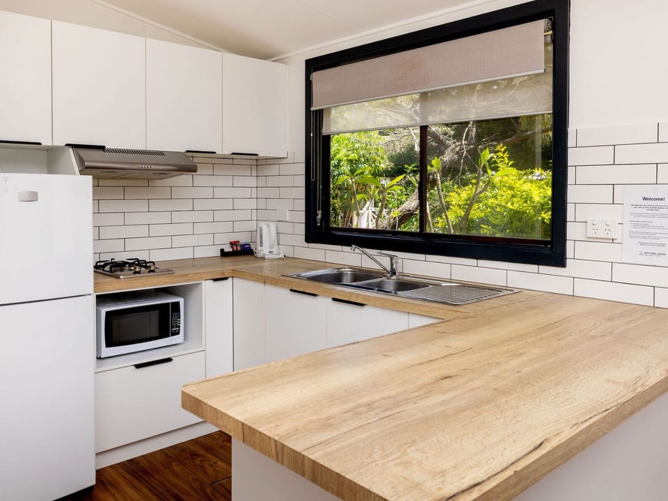Avalon Cabin | Private kitchen | Shared fridge, microwave, electric kettle