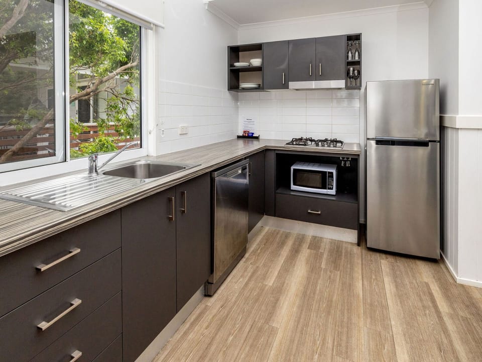 Lakeview Villa | Private kitchen | Shared fridge, microwave, electric kettle
