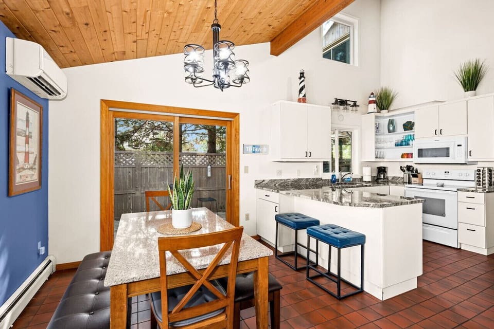 Fully equipped kitch with granite countertop