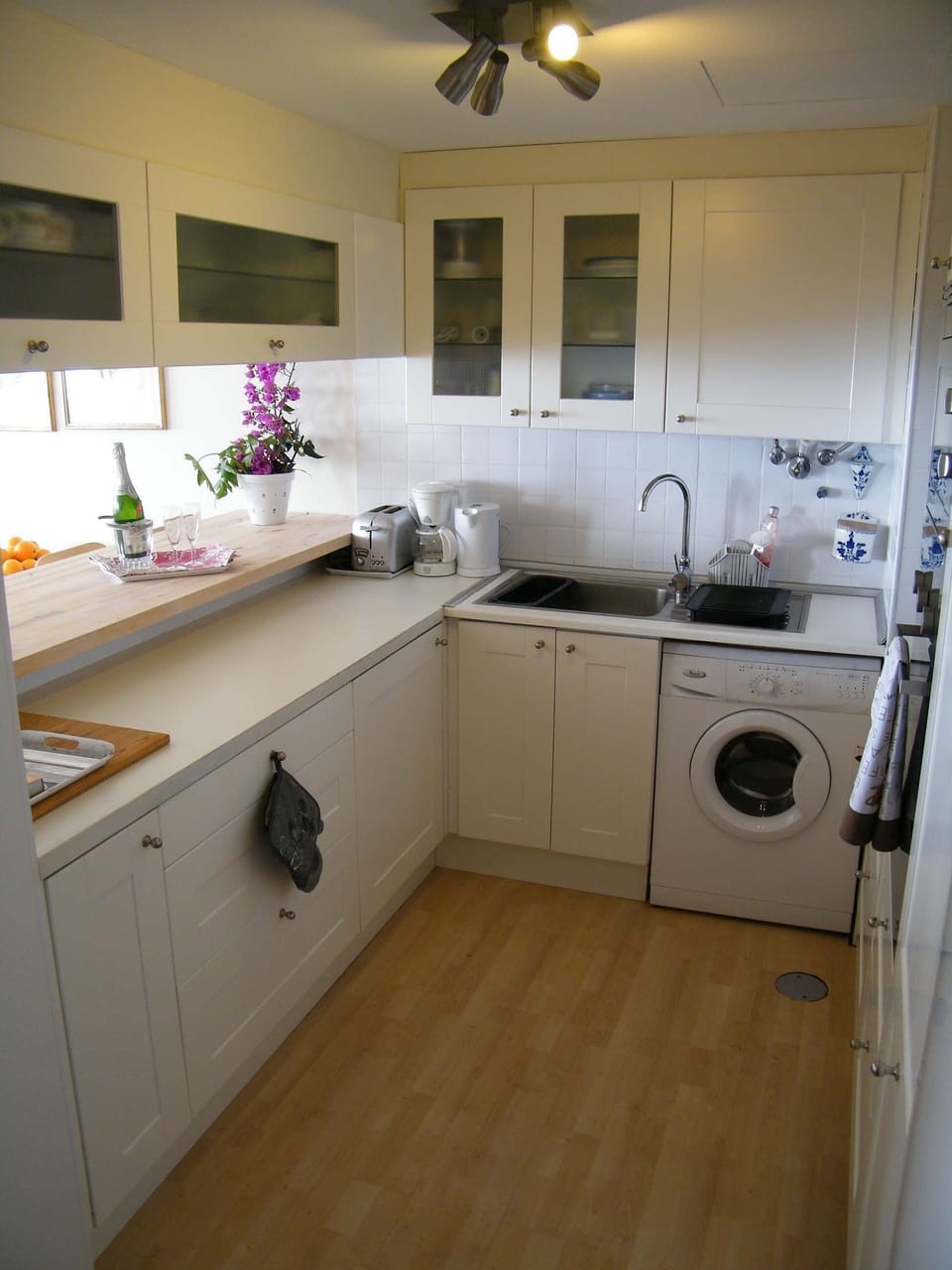 fully equipped kitchen