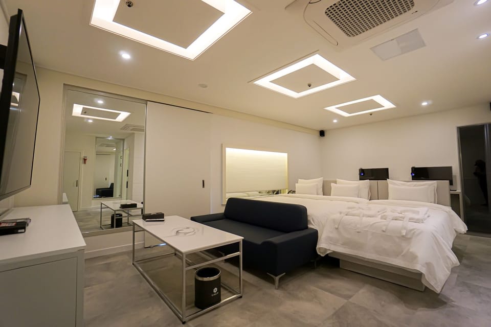 Grand Twin Room | Down comforters, free WiFi, bed sheets