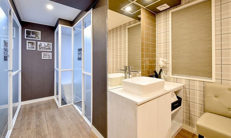 Premium Room, 1 Queen Bed | Bathroom shower