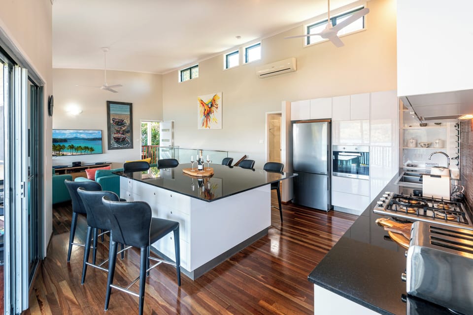 House, 3 Bedrooms | Private kitchen | Full-size fridge, microwave, oven, stovetop