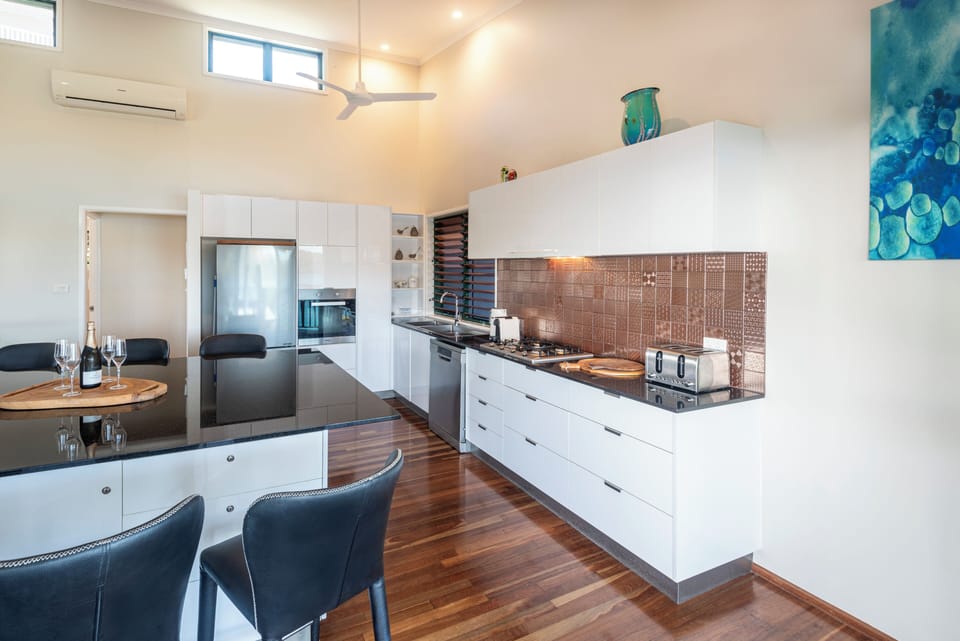 House, 3 Bedrooms | Private kitchen | Full-size fridge, microwave, oven, stovetop