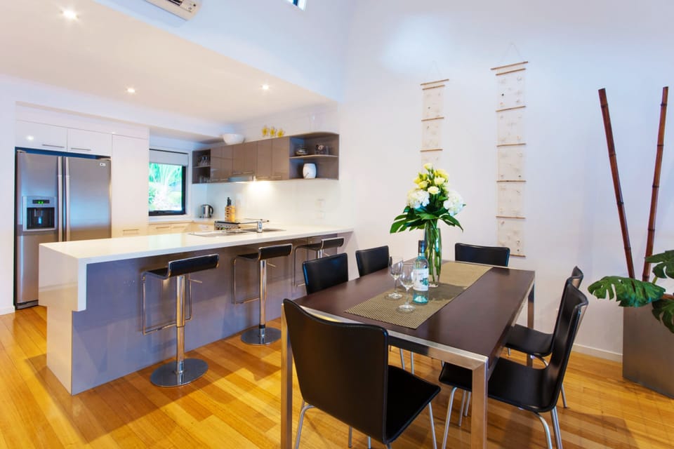 Apartment, 2 Bedrooms | In-room dining