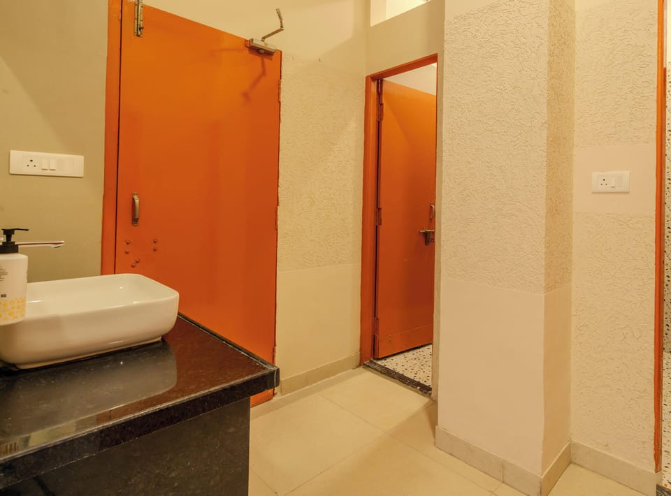 Superior 8 Bed Mixed Dorm | Bathroom | Shower, towels