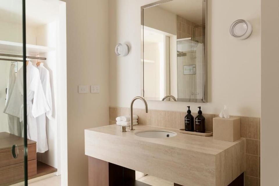 Shower, rainfall showerhead, free toiletries, hair dryer