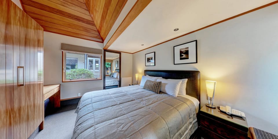 Deluxe Villa Suite | In-room safe, desk, iron/ironing board, WiFi (free)