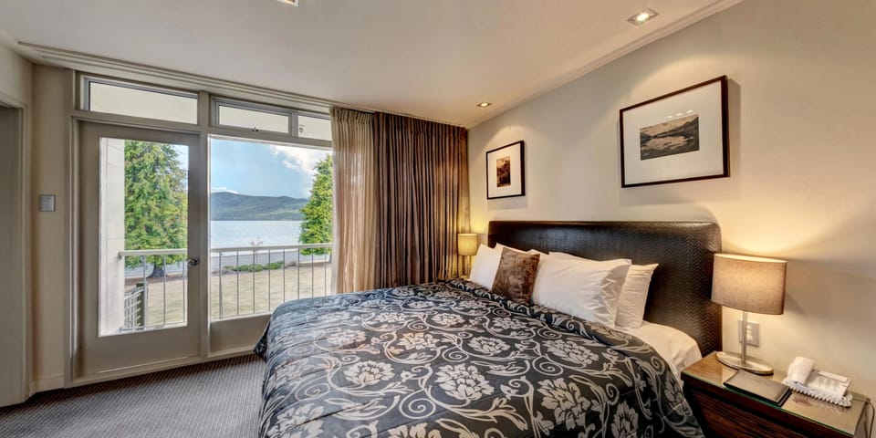 Deluxe Lakeview Suite | In-room safe, desk, iron/ironing board, WiFi (free)