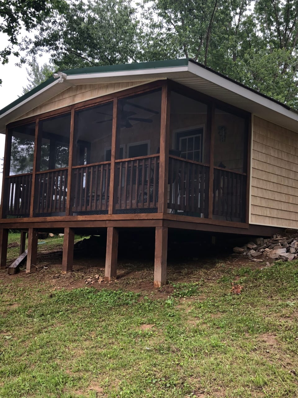 Relax on the screened patio while taking in the views of the Shenandoah River!!