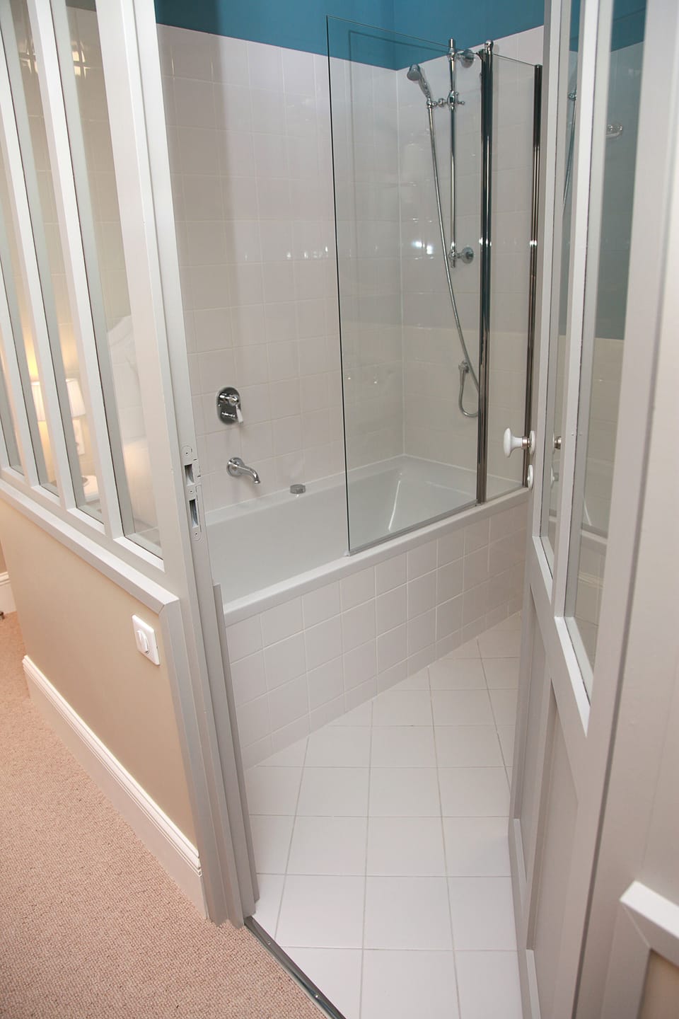 Superior Double Room, 1 Queen Bed, Non Smoking, Garden Area | Bathroom | Shower, rainfall showerhead, free toiletries, hair dryer