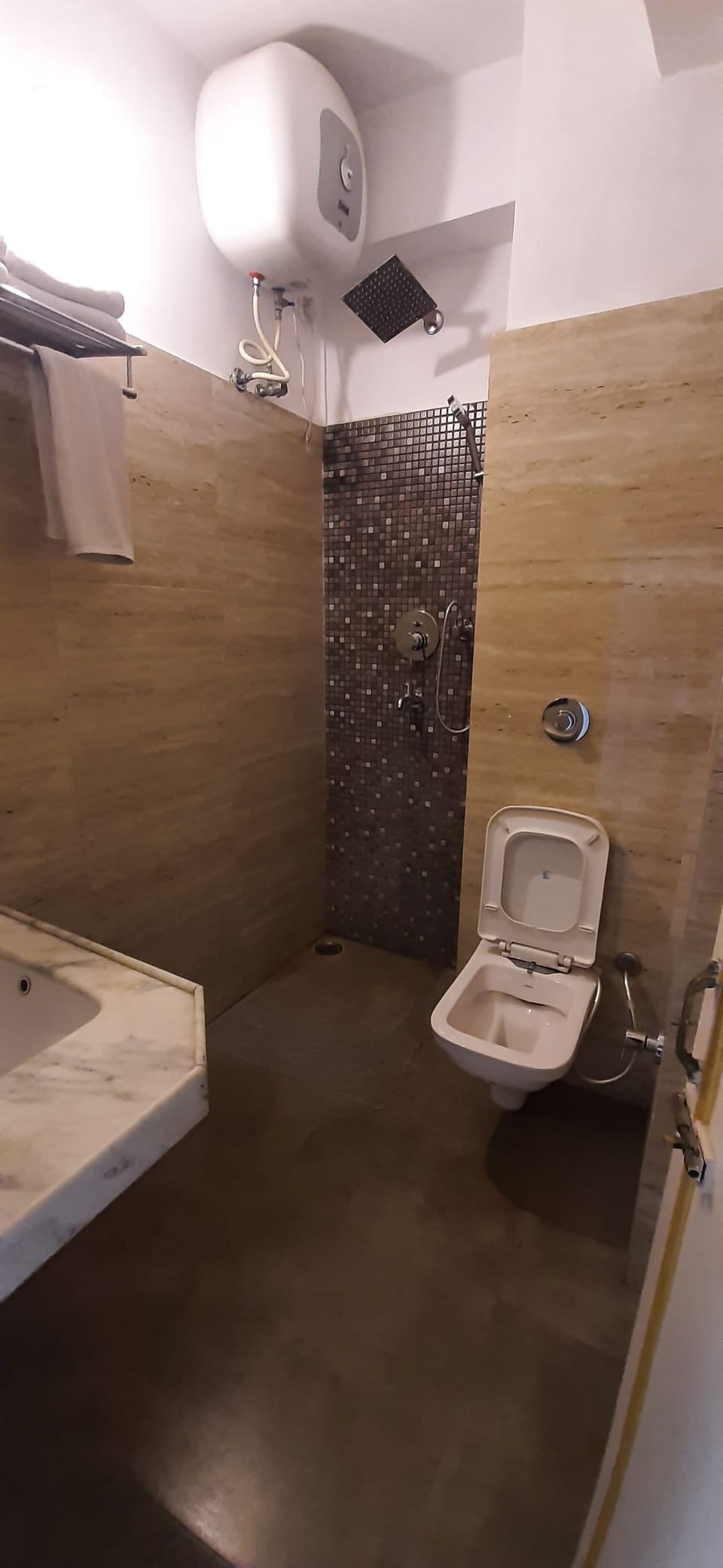 Standard Room Classic Room | Bathroom | Combined shower/tub, rainfall showerhead, free toiletries, hair dryer