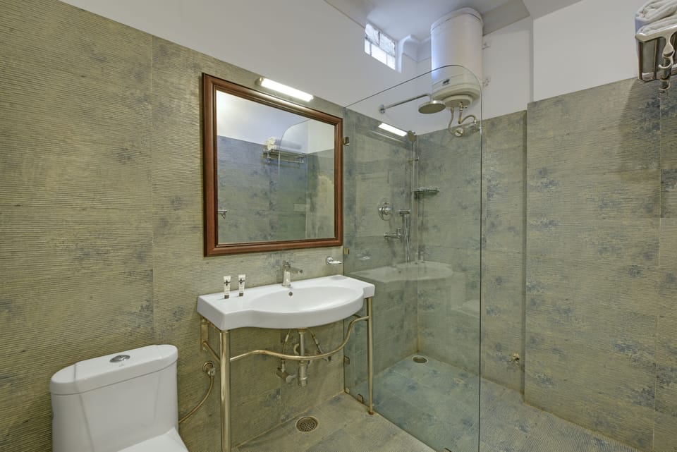 Luxury Studio Suite Heritage Jr. Suite | Bathroom | Combined shower/tub, rainfall showerhead, free toiletries, hair dryer