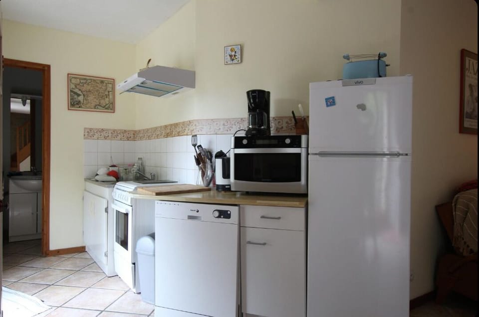 Cottage | Private kitchen | Fridge, microwave, oven, stovetop