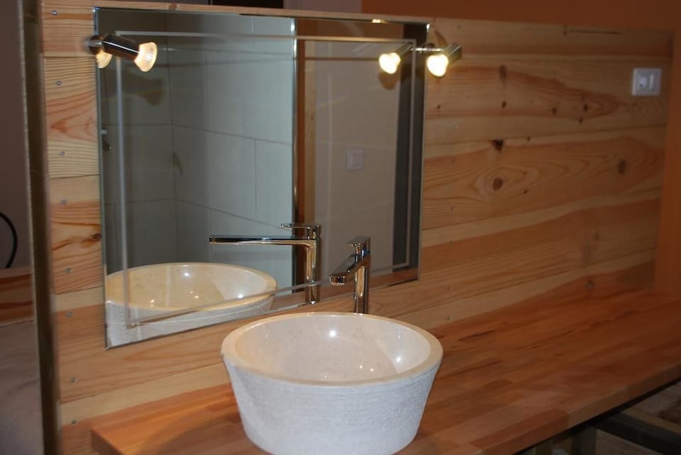 Double Room (Guimbelot) | Bathroom sink