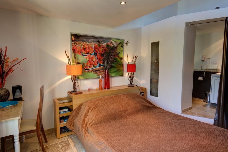 Individually decorated, individually furnished, desk, soundproofing