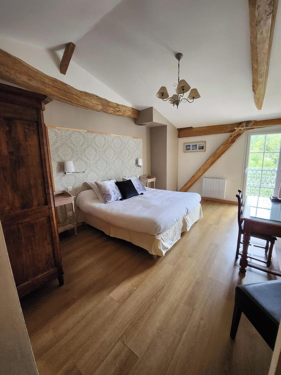 Comfort Room, 1 King Bed (Cottage) | Premium bedding, individually decorated, individually furnished, desk