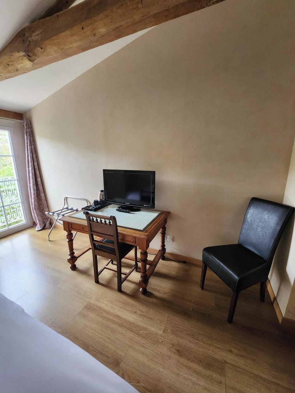 Comfort Room, 1 King Bed (Cottage) | Premium bedding, individually decorated, individually furnished, desk