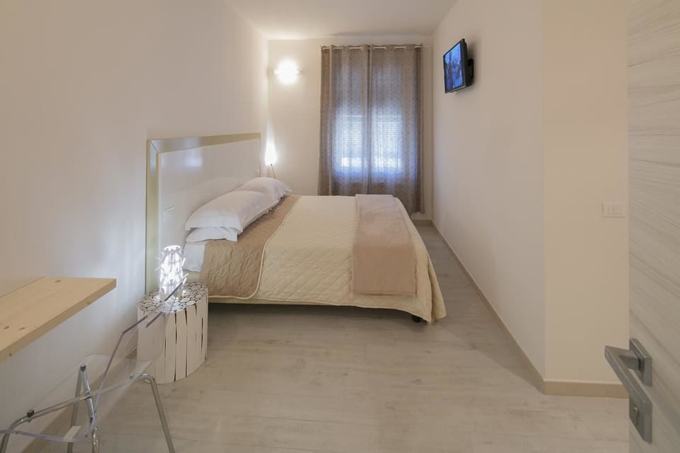 Double Room, 1 Queen Bed | Desk, soundproofing, free WiFi, bed sheets