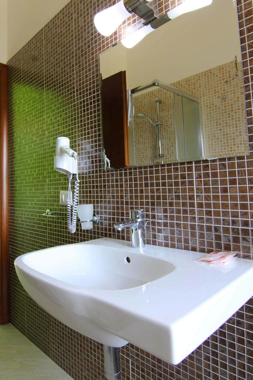 Shower, free toiletries, bidet