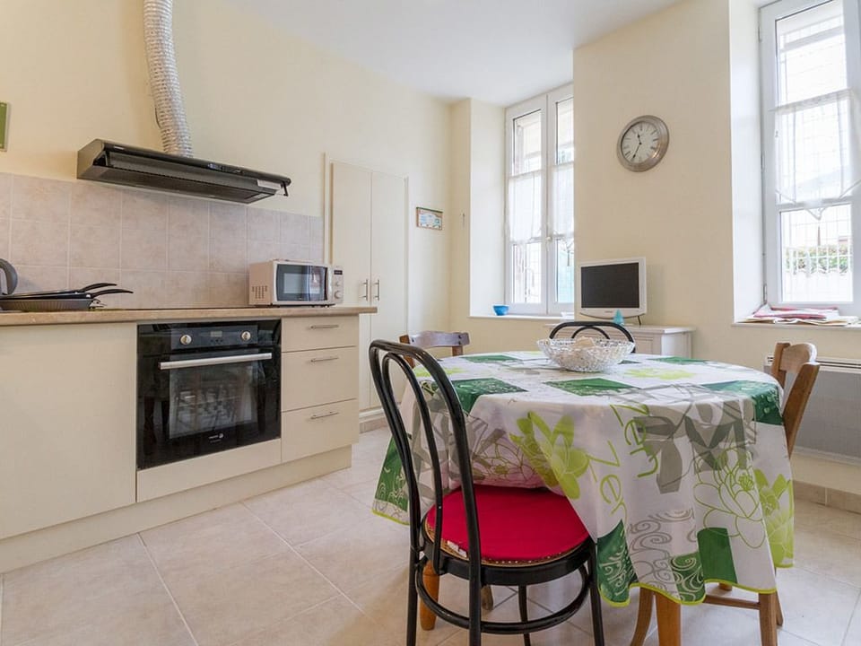 Cottage | Private kitchen | Full-size fridge, microwave, oven, stovetop