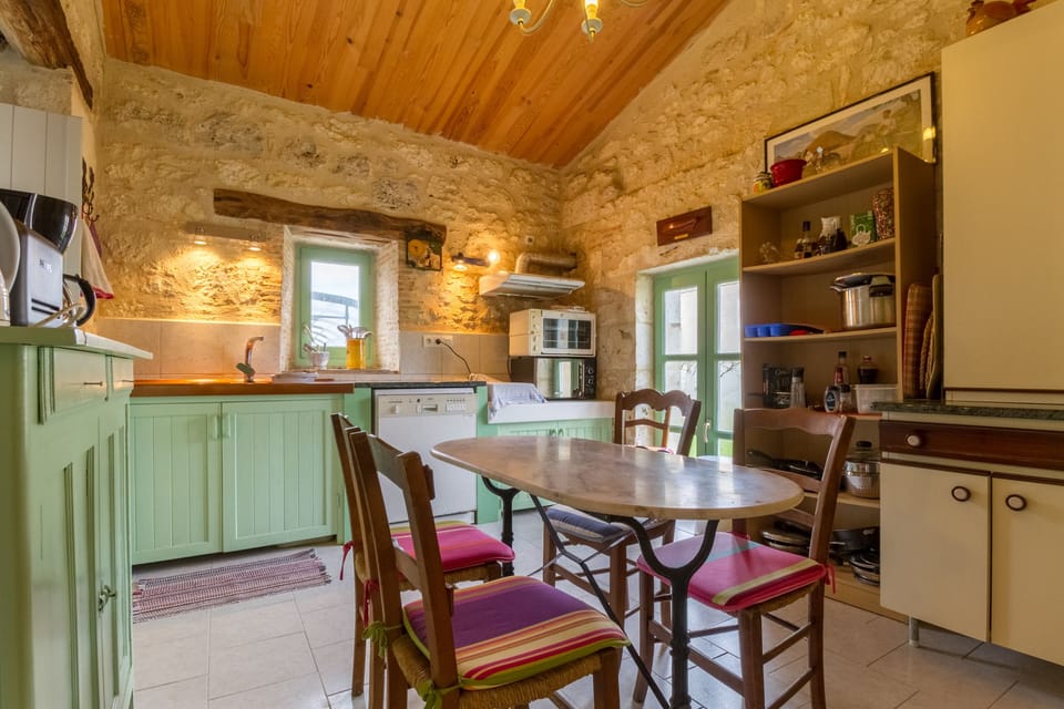 Comfort Double Room (MAUVE) | Shared kitchen | Full-size fridge, microwave, oven, stovetop