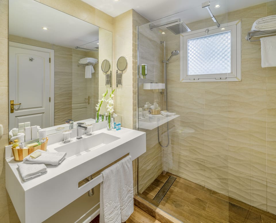 Villa Suite Pura Vida 2 Adultos | Bathroom | Eco-friendly toiletries, towels