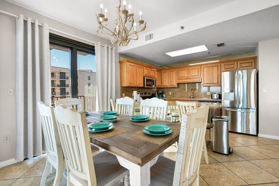 9 Phoenix East 1201 Dining-Kitchen