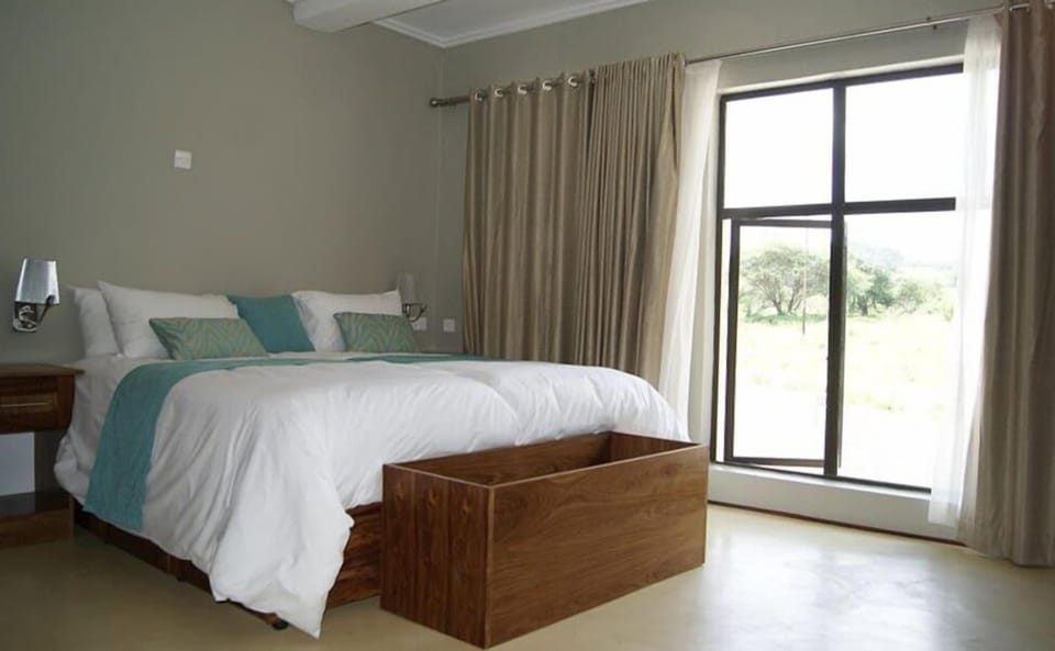 Exclusive Townhome, 2 Bedrooms | Desk, WiFi (free), bed sheets
