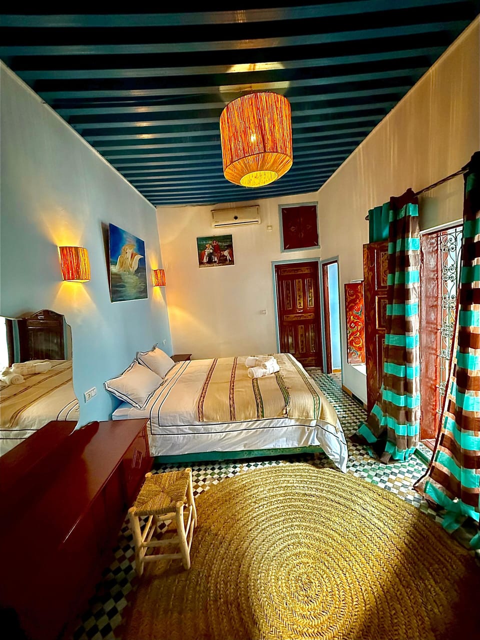 Suite la Joie de l'Iris | 1 bedroom, blackout drapes, WiFi (free), individually decorated