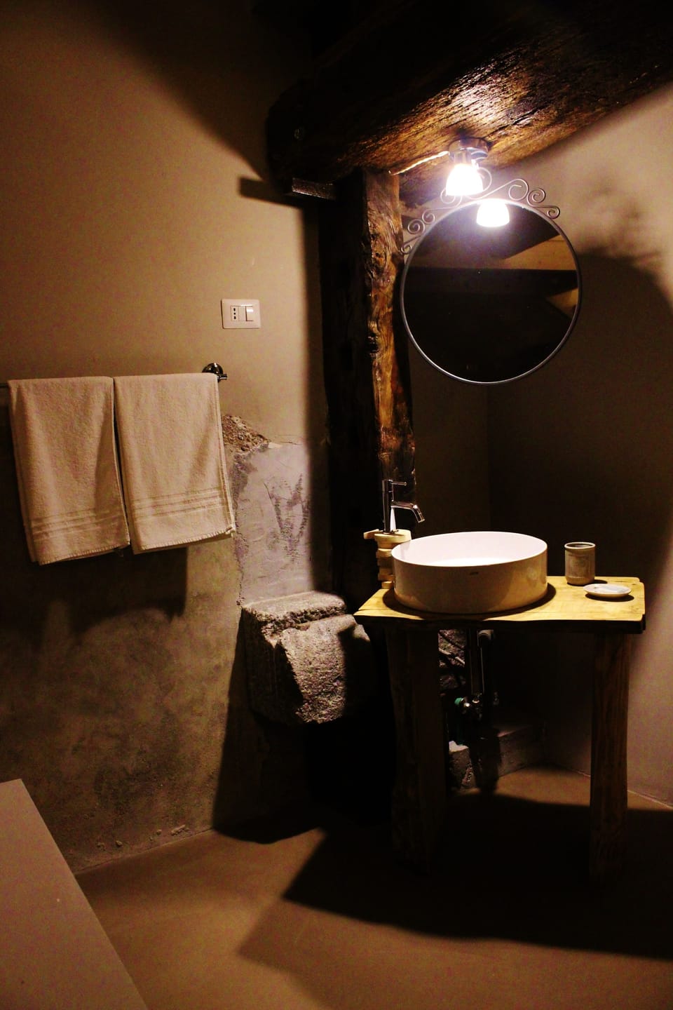 Shower, free toiletries, hair dryer, bidet