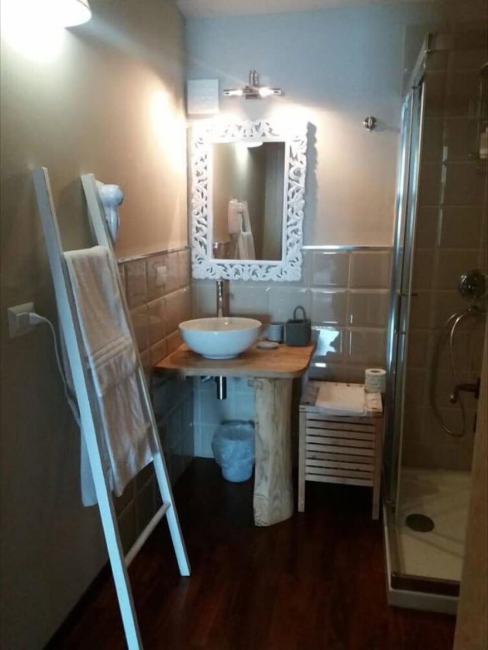 Shower, free toiletries, hair dryer, bidet