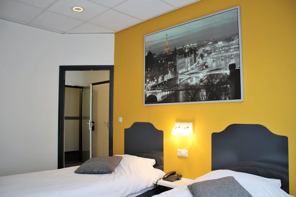 Quadruple Room | Memory foam beds, desk, iron/ironing board, free WiFi