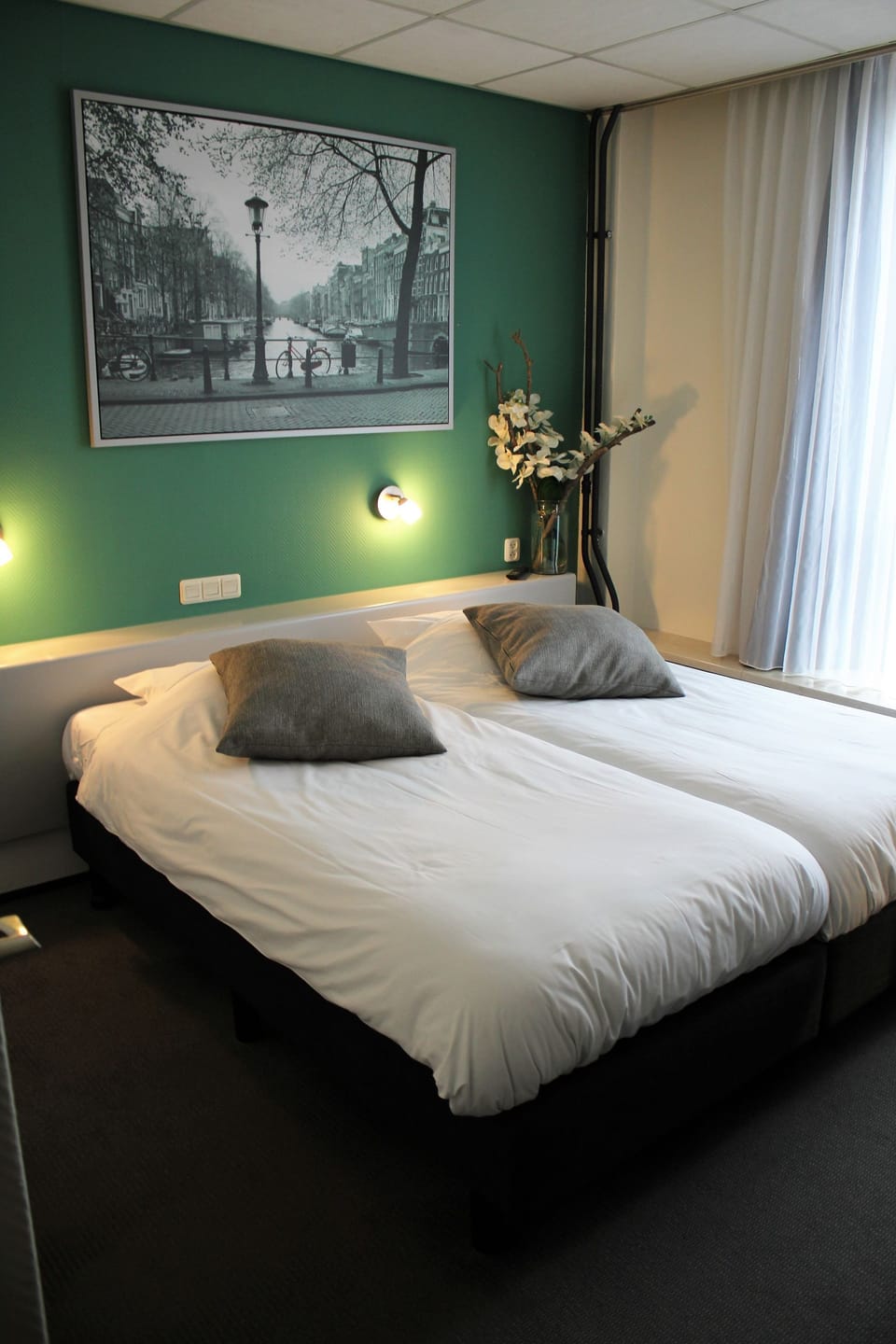 Double Room, 2 Twin Beds | Memory foam beds, desk, iron/ironing board, free WiFi