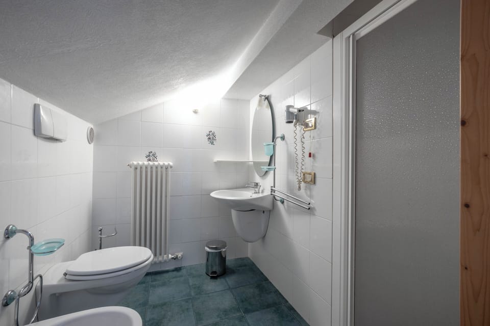 Standard Triple Room | Bathroom | Shower, rainfall showerhead, free toiletries, hair dryer
