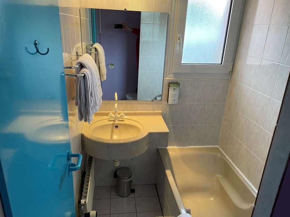 Standard Room, 2 Twin Beds | Bathroom | Bathtub, free toiletries, towels