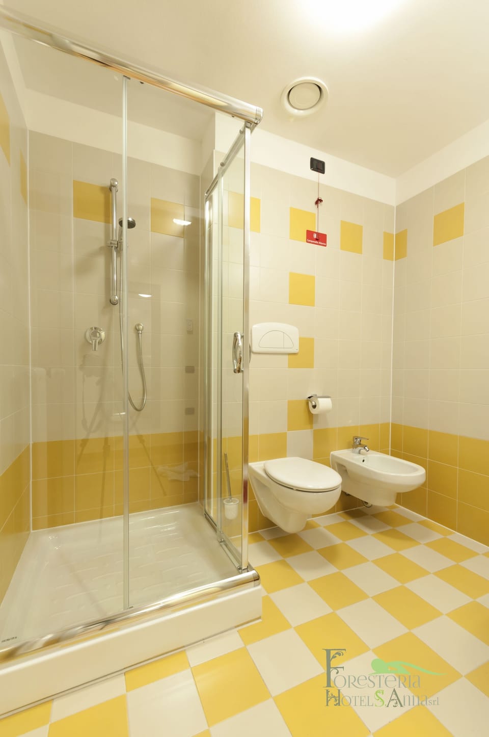 Shower, rainfall showerhead, free toiletries, hair dryer