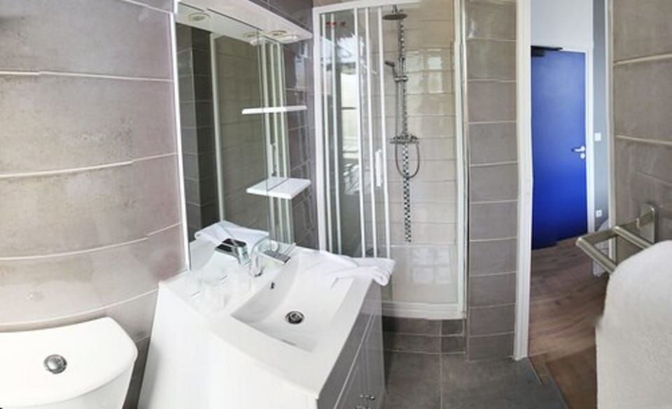 Double Room | Bathroom | Shower, free toiletries, towels