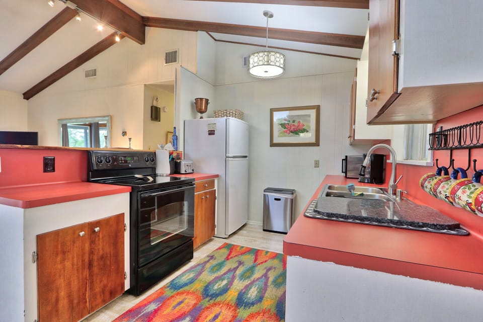 Another view of the full kitchen
