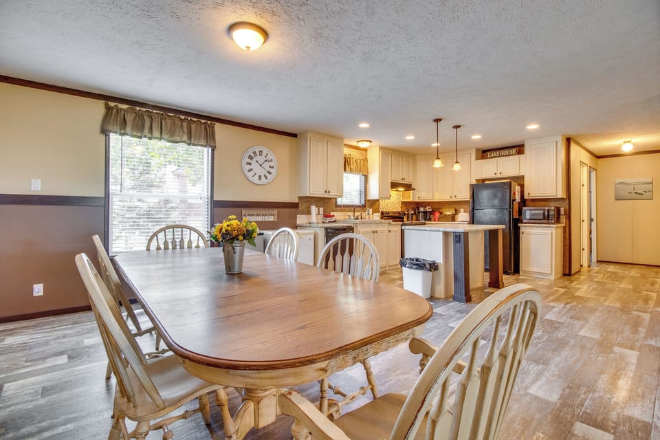 Dining Table | Dishware Provided